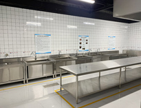 食堂設(shè)施設(shè)備廠家告訴你廚房地板防滑怎么做